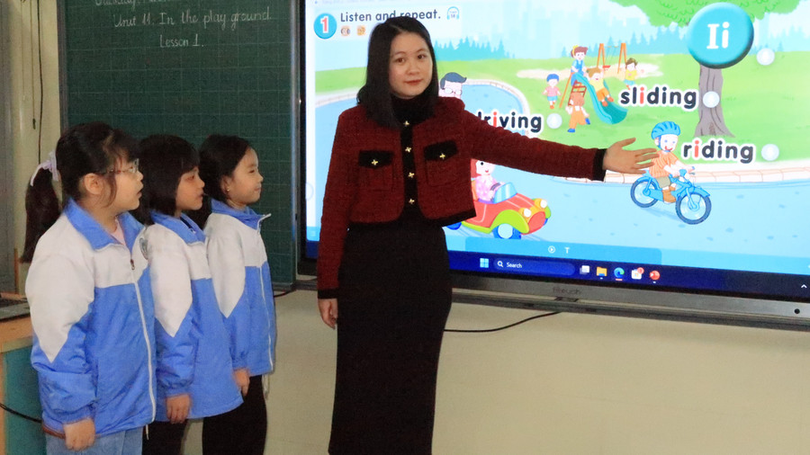 Cô Nguyễn Thuỳ Duyên cùng học sinh lớp 2A5 trong giờ học. Cô Nguyễn Thuỳ Duyên cùng học sinh lớp 2A5 trong giờ học.