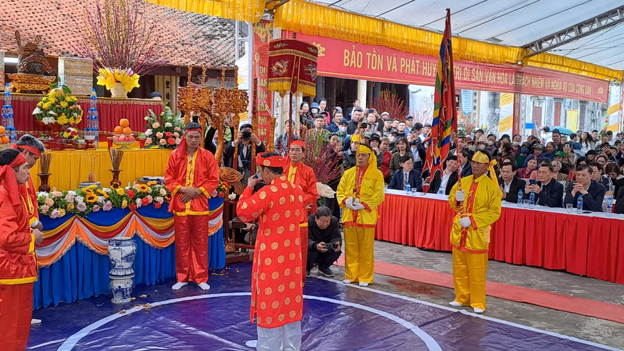 Các chức sắc trong làng thực hiện nghi lễ thiêng liêng trong Lễ hội.