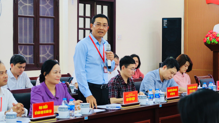 Ông Bùi Văn Kiệm, Giám đốc Sở GD&amp;ĐT thành phố báo cáo tổ công tác các nội dung làm việc.