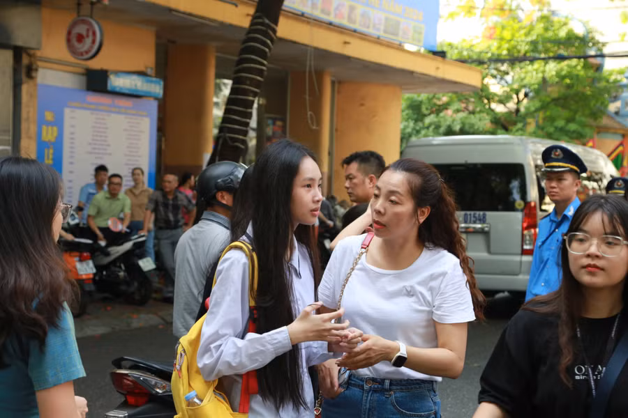 Phụ huynh luôn đồng hành cùng con trong các ngày thi.