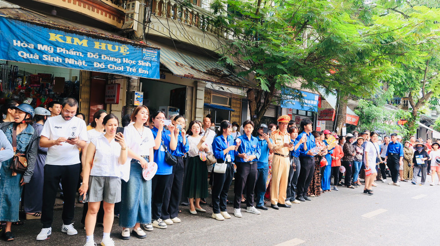 Lực lượng công an thành phố luôn túc trực, sẵn sàng làm nhiệm vụ tại các điểm thi. Lực lượng công an thành phố luôn túc trực, sẵn sàng làm nhiệm vụ tại các điểm thi.
