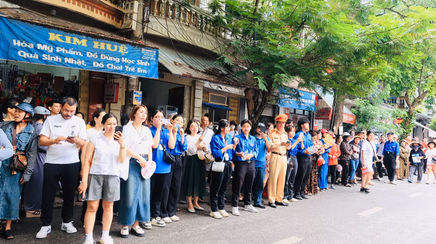 Lực lượng công an thành phố luôn túc trực, sẵn sàng làm nhiệm vụ tại các điểm thi.