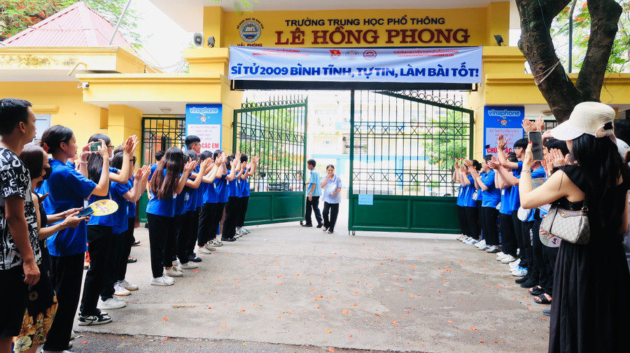 Lực lượng thanh niên tình nguyện sẵn sàng tiếp sức, cổ vũ cho thí sinh thi tốt. Lực lượng thanh niên tình nguyện sẵn sàng tiếp sức, cổ vũ cho thí sinh thi tốt.