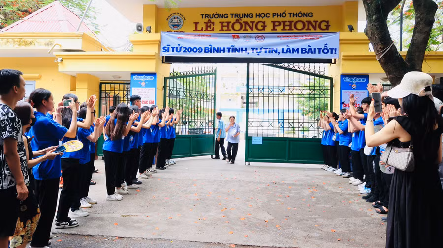 Lực lượng thanh niên tình nguyện sẵn sàng tiếp sức, cổ vũ cho thí sinh thi tốt.