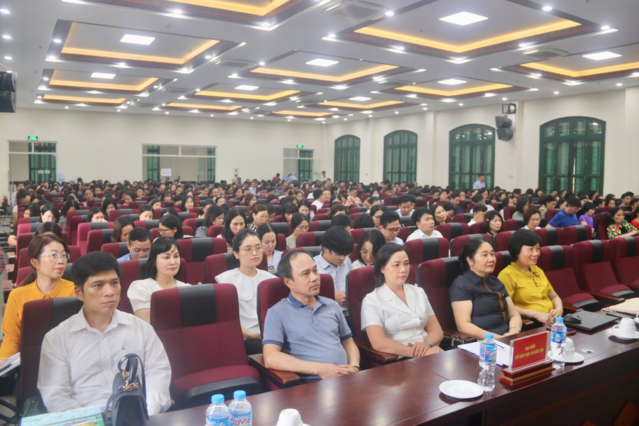 Cán bộ, giáo viên ngành Giáo dục Hải Phòng dự tập huấn. Cán bộ, giáo viên ngành Giáo dục Hải Phòng dự tập huấn.