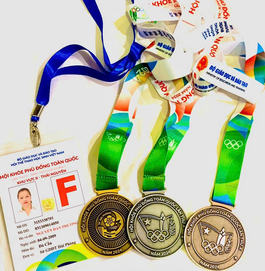 Cô trò Trường THCS Hoàng Diệu, quận Lê Chân, TP Hải Phòng phấn khởi với thành tích tại Hội khỏe Phù Đổng toàn quốc khu vực 2 tại Thái Nguyên. Cô trò Trường THCS Hoàng Diệu, quận Lê Chân, TP Hải Phòng phấn khởi với thành tích tại Hội khỏe Phù Đổng toàn quốc khu vực 2 tại Thái Nguyên.