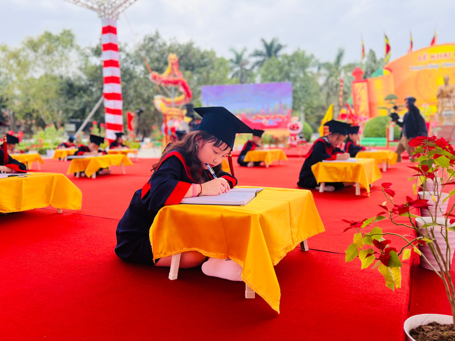 Học sinh tiêu biểu các cấp trên địa bàn huyện khai xuân với những nét chữ mềm mại.