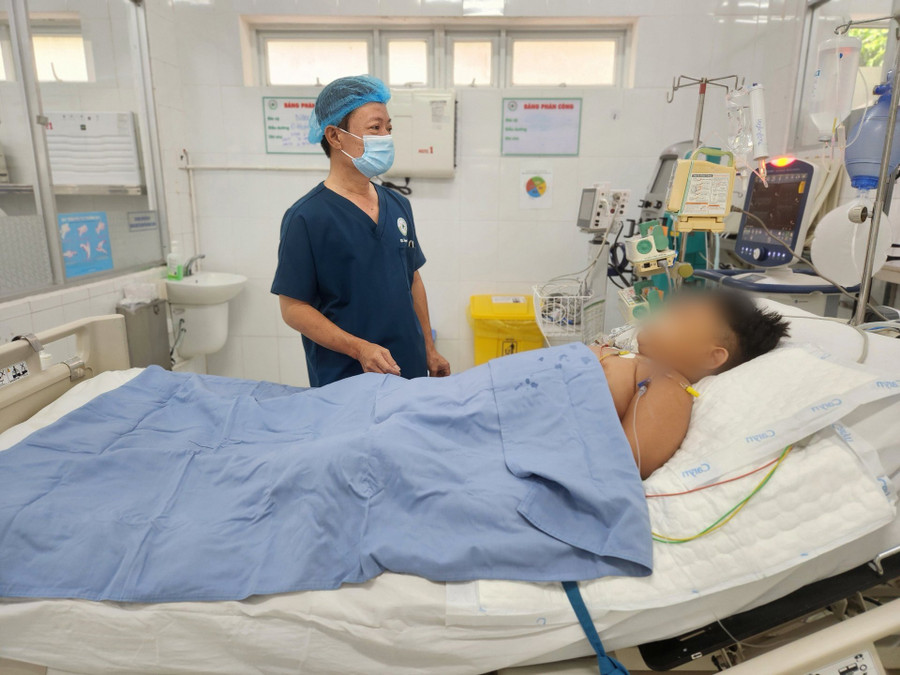 BS.CKII Nguyễn Trọng Nghĩa thăm khám cho bệnh nhi 7 tuổi đang điều trị tích cực tại Bệnh viện Nhi Đồng Đồng Nai. BS.CKII Nguyễn Trọng Nghĩa thăm khám cho bệnh nhi 7 tuổi đang điều trị tích cực tại Bệnh viện Nhi Đồng Đồng Nai.