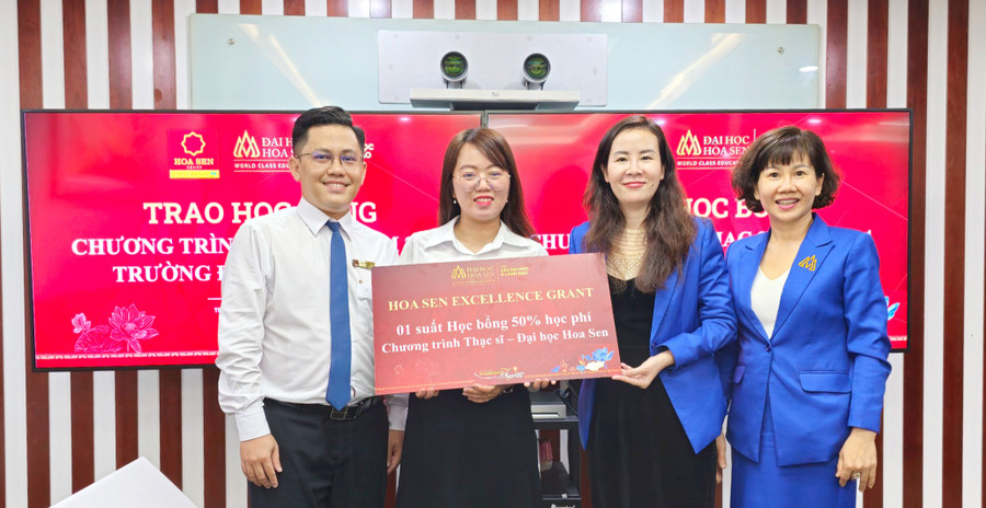 Viện Sau đại học và Lãnh đạo HSU trao học bổng cho cán bộ tài năng của công ty Cổ phần Tập đoàn Hoa Sen.