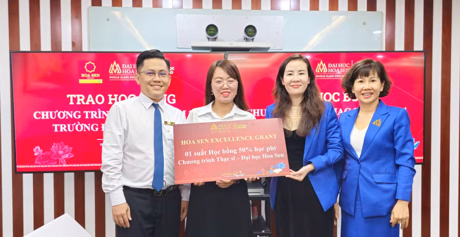 Viện Sau đại học và Lãnh đạo HSU trao học bổng cho cán bộ tài năng của công ty Cổ phần Tập đoàn Hoa Sen.