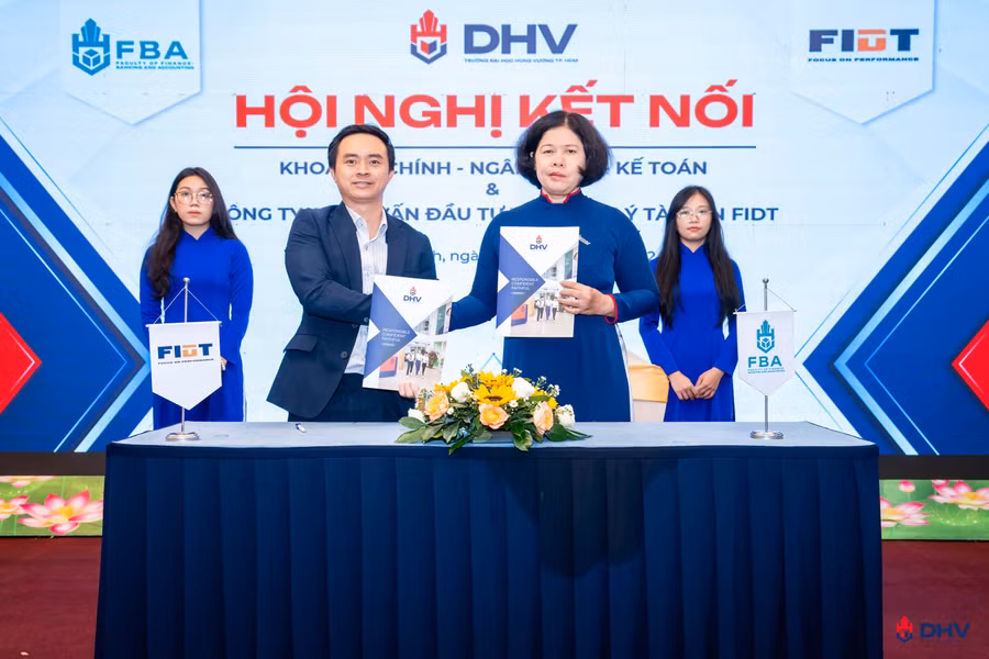 TS Trần Thị Diện - Trưởng Khoa Tài chính – Ngân hàng – Kế toán của trường (bên phải) thực hiện ký kết hợp tác với doanh nghiệp.