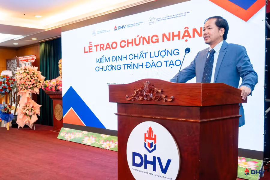 Tiến sĩ Trần Việt Anh -Phó Hiệu trưởng phụ trách Trường phát biểu tại buổi lễ.