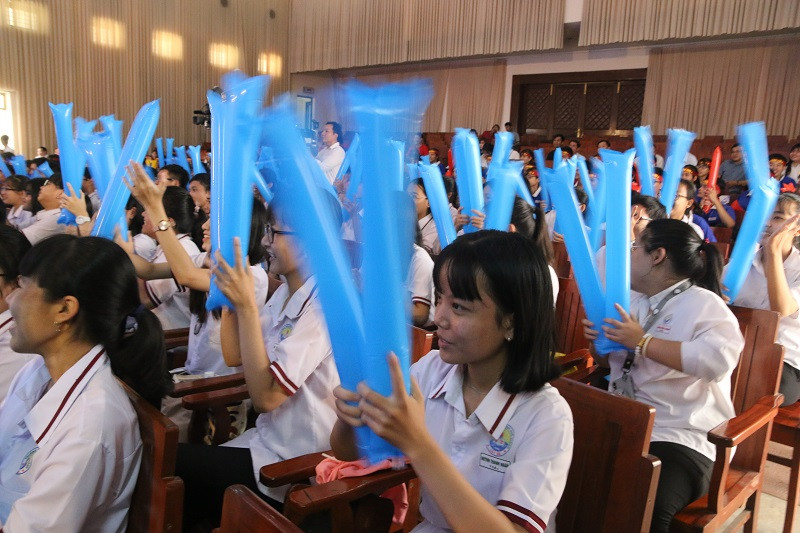 Đông đảo học sinh cổ vũ cho các đội chơi Đông đảo học sinh cổ vũ cho các đội chơi