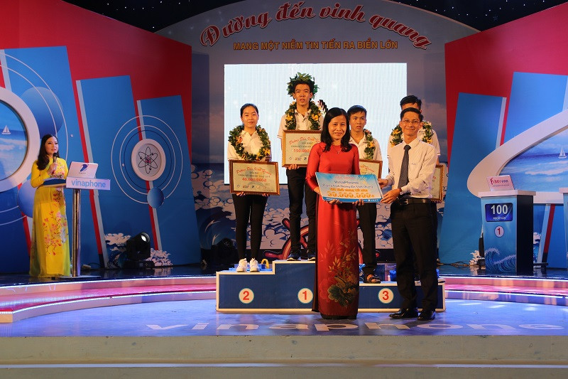 Trao các học bổng cho đại diện Trường THPT Cái Bè Trao các học bổng cho đại diện Trường THPT Cái Bè