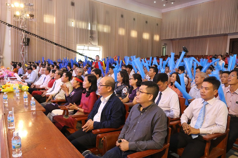 Khán giả theo dõi tại điểm chính Công viên phần mềm Mekong (TP Mỹ Tho) Khán giả theo dõi tại điểm chính Công viên phần mềm Mekong (TP Mỹ Tho)