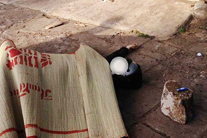 Nghi án nam thanh niên đội mũ bảo hiểm tử vong trên hè phố