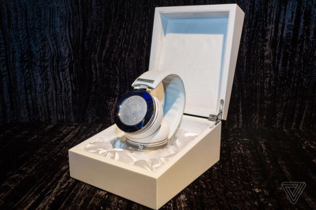 Tai nghe nam kim cuong gia 2 ti danh cho gioi sieu giau - Anh 1