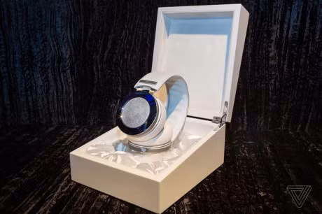 Tai nghe nam kim cuong gia 2 ti danh cho gioi sieu giau - Anh 1