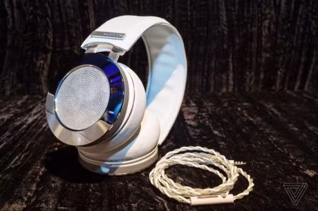 Tai nghe nam kim cuong gia 2 ti danh cho gioi sieu giau - Anh 2