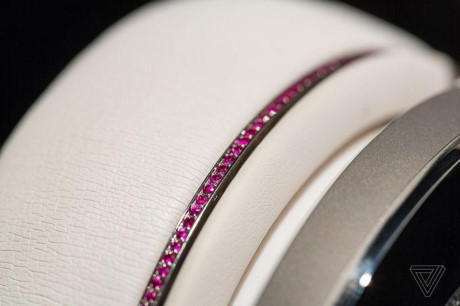 Tai nghe nam kim cuong gia 2 ti danh cho gioi sieu giau - Anh 4