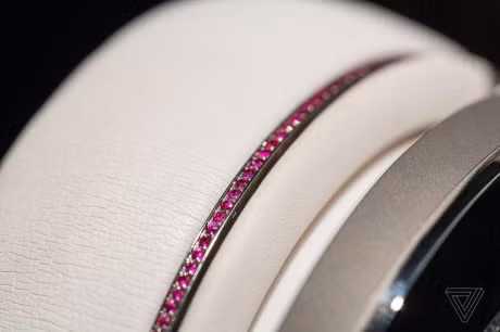 Tai nghe nam kim cuong gia 2 ti danh cho gioi sieu giau - Anh 4