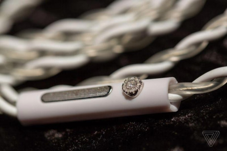 Tai nghe nam kim cuong gia 2 ti danh cho gioi sieu giau - Anh 5