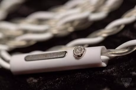 Tai nghe nam kim cuong gia 2 ti danh cho gioi sieu giau - Anh 5