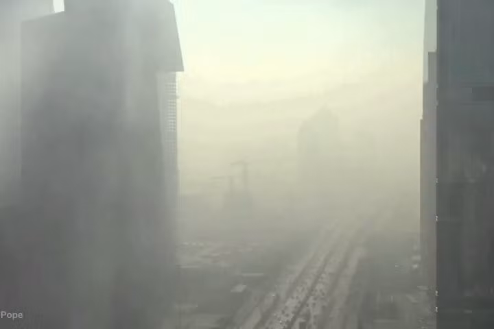 Khói mù "hô biến" các tòa nhà ở Bắc Kinh