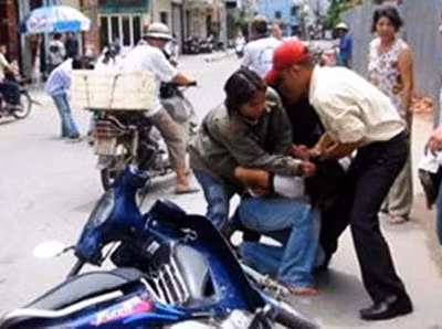 Nguoi dan truy duoi 10 km bat ke giat day chuyen vang - Anh 1