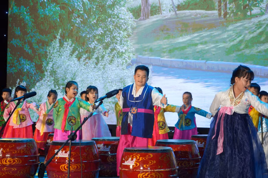 Học sinh tự tin biểu diễn trên sân khấu.