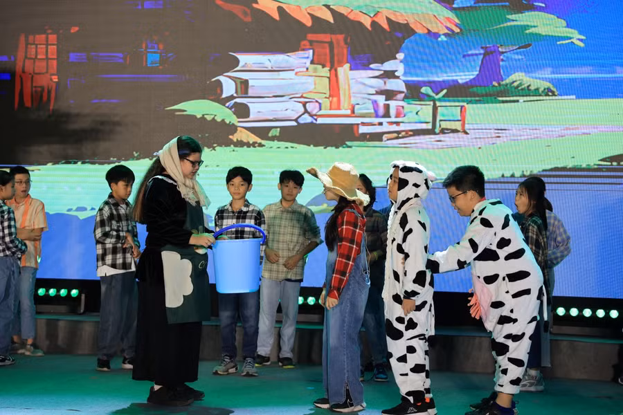 Vở kịch công phu được học sinh TH School biểu diễn trong lễ tốt nghiệp sáng 6/6.