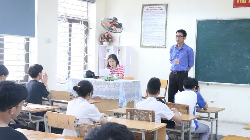 Thí sinh dự thi vào lớp 10 năm 2023 tại điểm thi Trường THCS Yên Nghĩa, quận Hà Đông. Ảnh: Đình Tuệ.