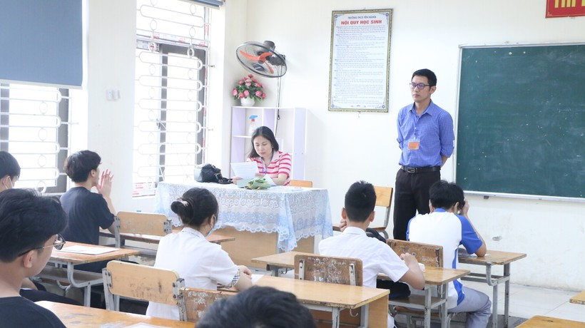 Thí sinh dự thi vào lớp 10 năm 2023 tại điểm thi Trường THCS Yên Nghĩa, quận Hà Đông. Ảnh: Đình Tuệ.