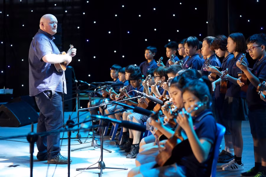 Tiểu mục đặc sắc tại đại nhạc hội mùa hè.