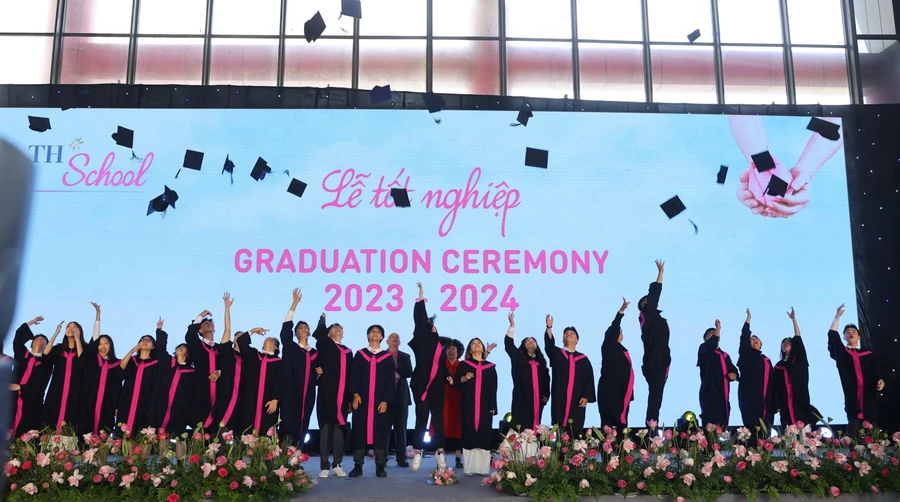 Học sinh lớp 12 TH School trong khoảnh khắc đặc biệt tại lễ tốt nghiệp năm học 2023-2024.