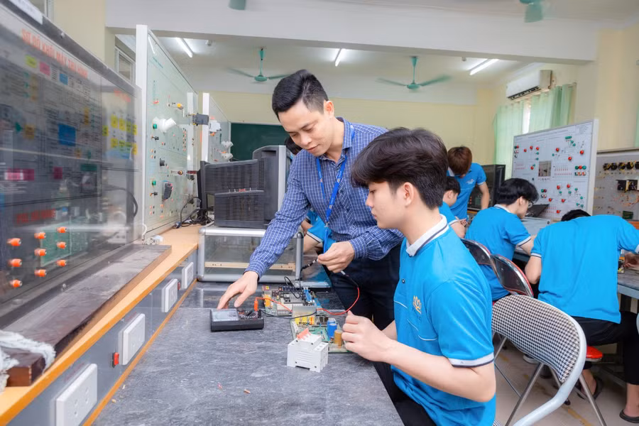 Giảng viên, sinh viên Trường ĐH Thành Đô trong giờ thực hành.