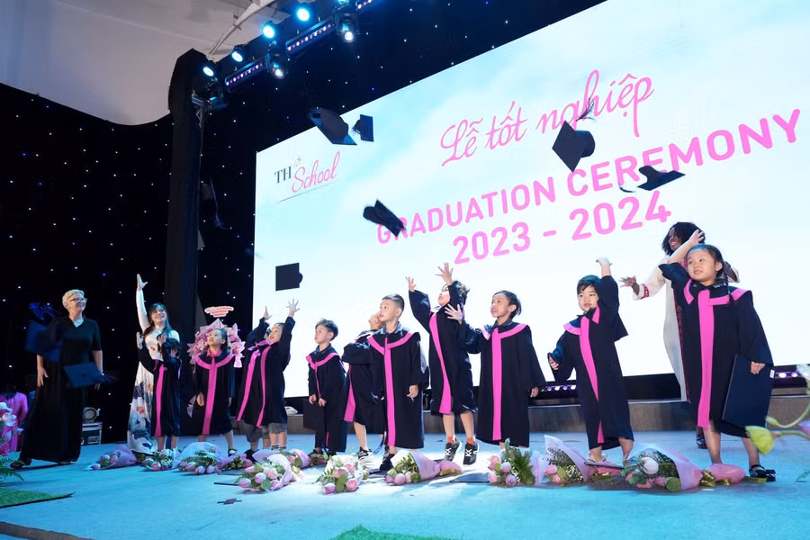 Khoảnh khắc đặc biệt của học sinh trong lễ tốt nghiệp.