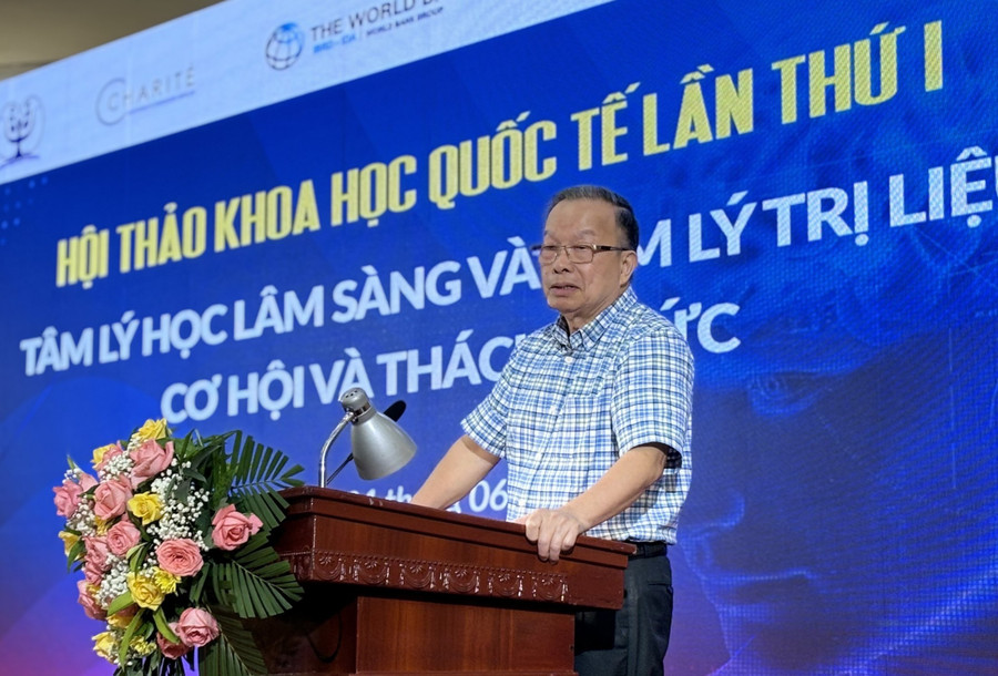 PGS.TS Võ Văn Bản, Chủ tịch Hội tâm lý trị liệu Việt Nam, phát biểu tại hội thảo.