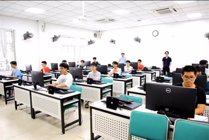 15 thí sinh trong ngày thi thử tại hội đồng thi Trường Đại học Công nghệ ngày 17/5. Ảnh MOET.