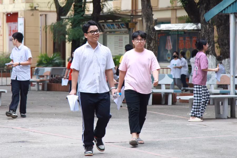 Thí sinh Hà Nội sau khi hoàn thành bài Tiếng Anh. Ảnh: Vân Anh.