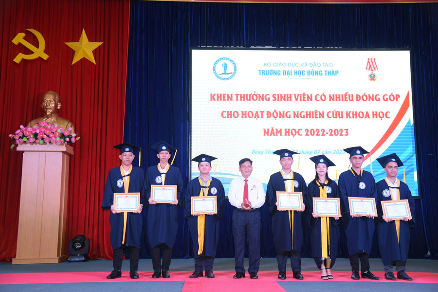 Khen thưởng sinh viên có SV có nhiều đóng góp cho hoạt động nghiên cứu khoa học. Khen thưởng sinh viên có SV có nhiều đóng góp cho hoạt động nghiên cứu khoa học.