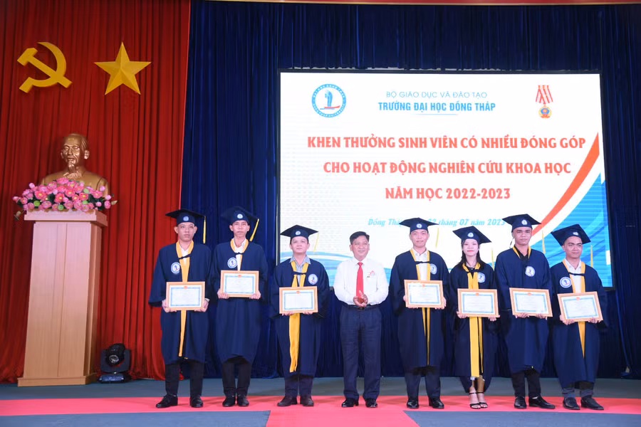 Khen thưởng sinh viên có SV có nhiều đóng góp cho hoạt động nghiên cứu khoa học.