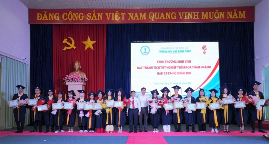 Trường ĐH Đồng Tháp khen thưởng SV đạt thành tích tốt nghiệp thủ khoa toàn ngành.