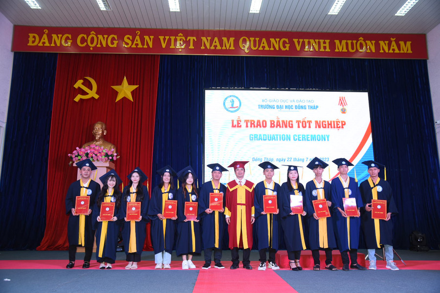 Trao bằng tốt nghiệp cho tân cử nhân. Trao bằng tốt nghiệp cho tân cử nhân.