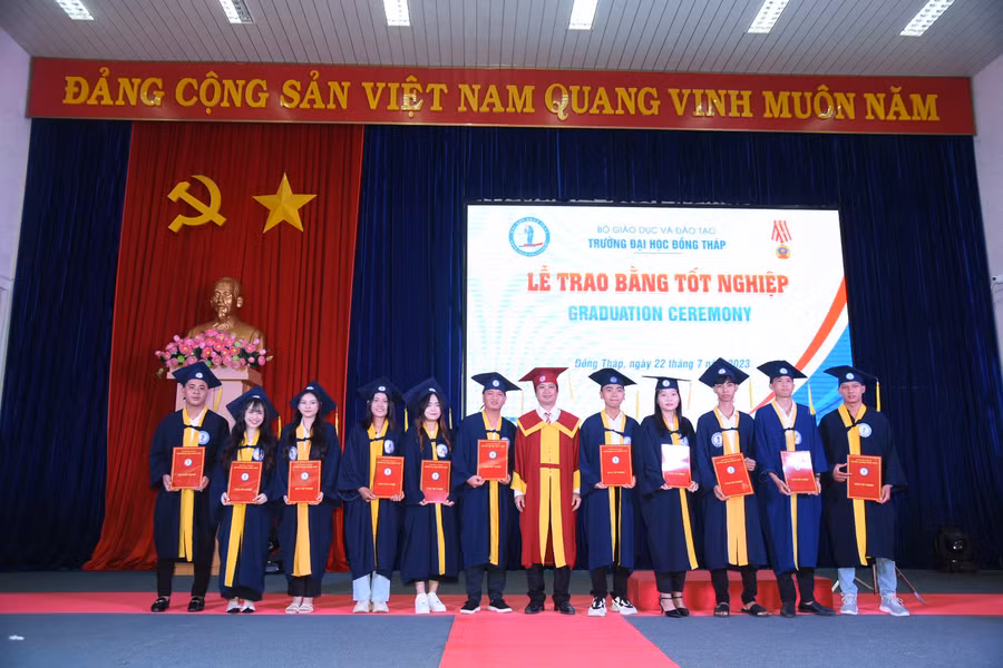 Trao bằng tốt nghiệp cho tân cử nhân.