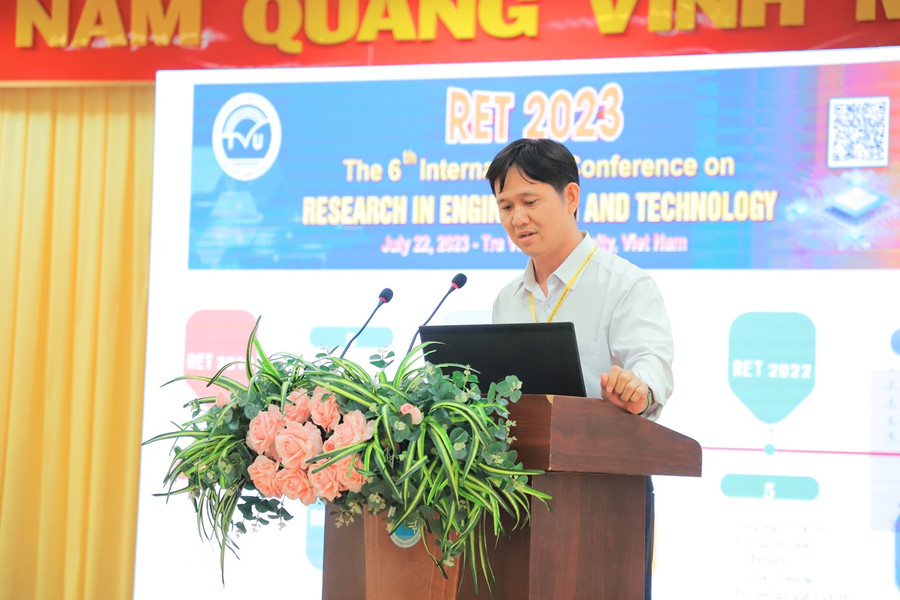 Đại biểu trình bày tham luận tại hội thảo.