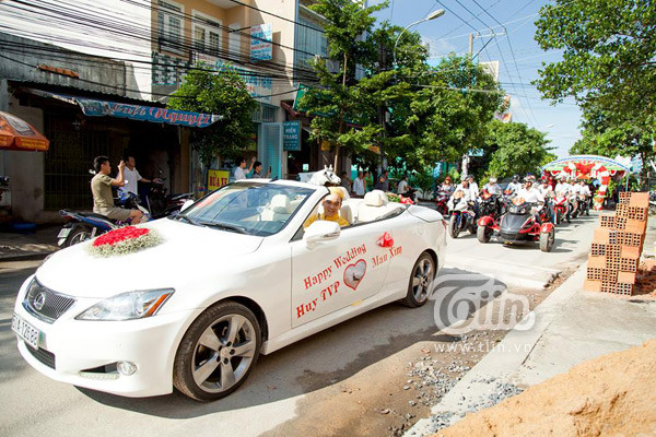 Màn rước dâu bằng xe motor nhìn ở độ cao 200m