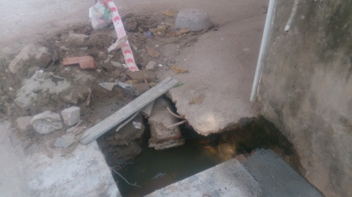 Hà Nội: Nhà thầu thi công “ẩu” bé trai 10 tuổi rơi xuống hố ga? - Ảnh 1