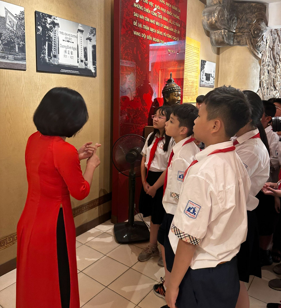 Cô trò Trường THCS Bế Văn Đàn (Đống Đa, Hà Nội) trong giờ ngoại khóa. Ảnh: NTCC Cô trò Trường THCS Bế Văn Đàn (Đống Đa, Hà Nội) trong giờ ngoại khóa. Ảnh: NTCC