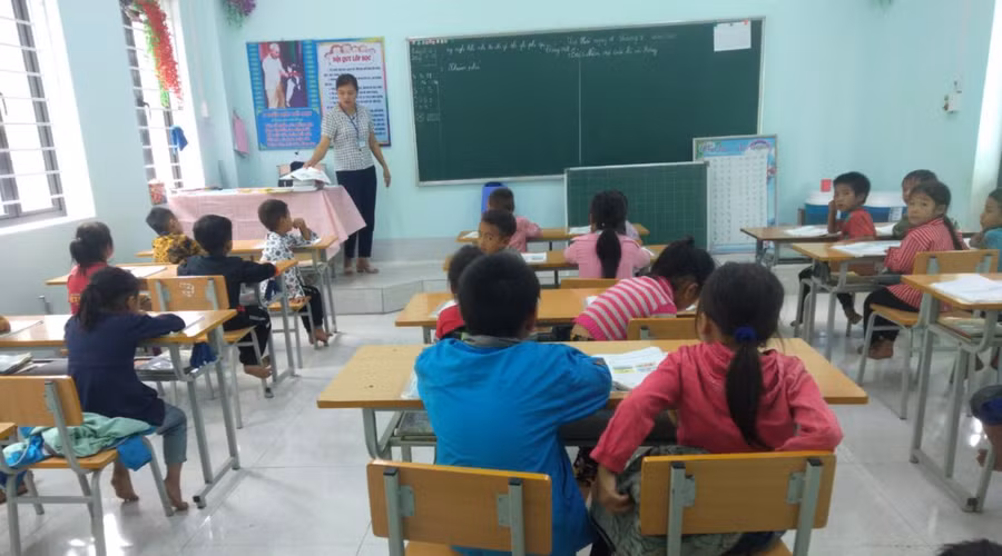 Cô Lý Thị Thu trong giờ lên lớp. Ảnh: NVCC